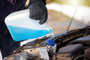 Rellenando el líquido refrigerante del coche